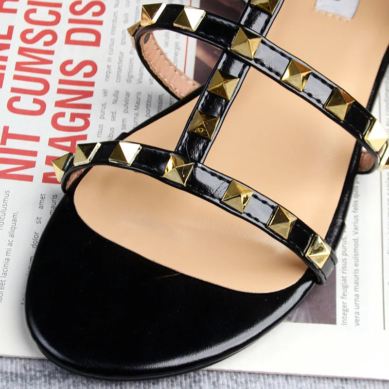 Summer Style: Women's Casual Flat Sandals with Simple Design, Rivets, and Larger Sizes for Comfortable Walking and Shopping